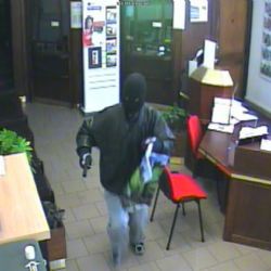 Policisté hledají lupiče z plzeňské Komerční banky