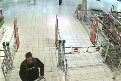 Foto: Policisté hledají svědky krádeže v hypermarketu