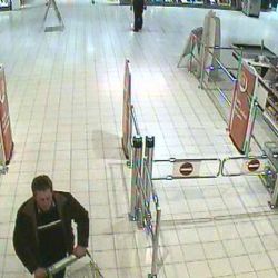 Policisté hledají svědky krádeže v hypermarketu