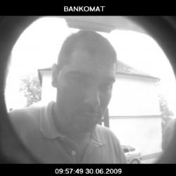 Policisté hledají zloděje, který ve Stodě vybíral z bankomatu