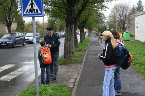 Foto: Policisté s dětmi kontrolují chodce na přechodech