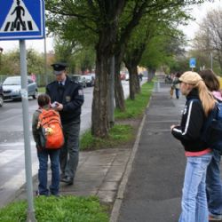 Policisté s dětmi kontrolují chodce na přechodech