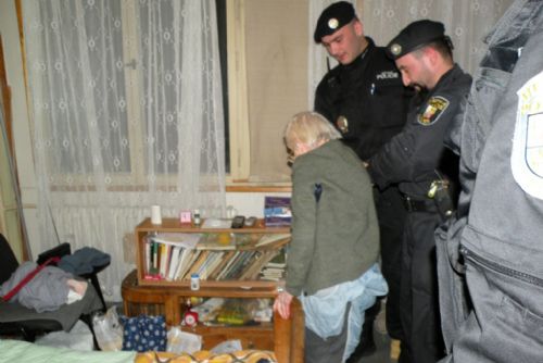 Foto: Pomocí tísňové linky seniorů mouhou strážníci pomoci