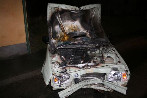 Foto: Požár auta v Luženicích uhasili majitelé domu
