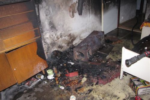 Foto: Požár bytu v Klatovech způsobila nedbalost