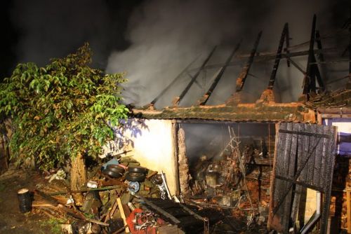 Foto: Požár stodoly v Mileči komplikoval olej