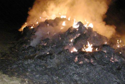 Foto: Ve Zruči hořel v noci seník, škoda 700 tisíc 