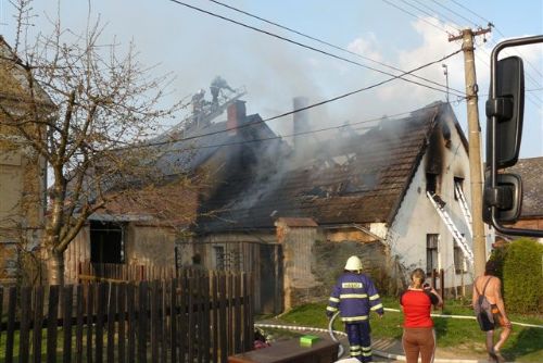 Foto: Požár v Lomech zničil celou střechu domu