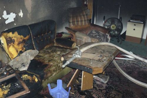 Foto: Požár v Tachově vyhnal z bytů 50 lidí