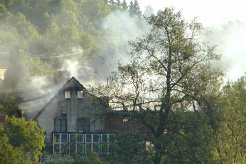 Foto: Paliči trávy obtěžují hasiče, od klestí chytl kostel