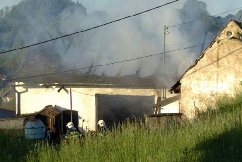 Foto: V Pernarci shořel dům, škoda téměř milion