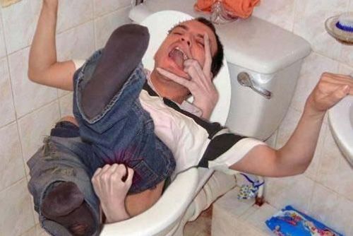 Foto: Při sexu na záchodě přišel o 60 tisíc, zlodějku chytil