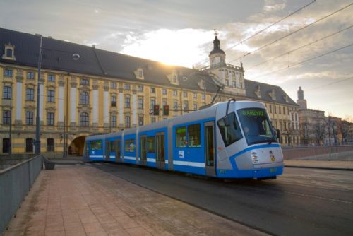 Foto: Primátor Wroclawi podepsal smlouvu o dodávce 28 tramvají ŠKODA 19T