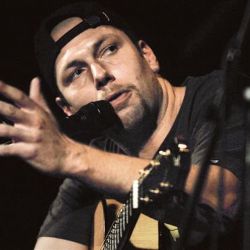 Provokatér Xavier Baumaxa si střihne v Zach´s Pubu dvojkoncert
