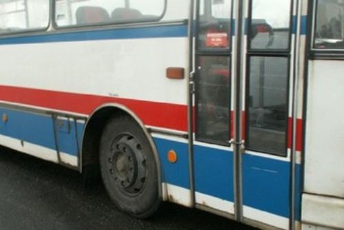 Foto: Řidič autobusu v Tachově nedal přednost náklaďáku