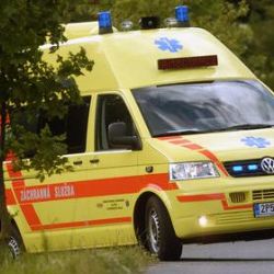 Řidič Subaru se zastavil až o strom, čtyři zranění