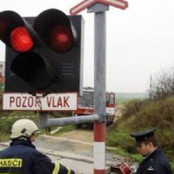 Řidička narazila do světel na přejezdu