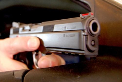 Foto: S maketou pistole přepadl pumpu v Domažlicích