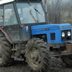 S traktorem se zastavil až o hradbu domu