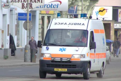 Foto: Na Sokolovsku bourala sanitka se zraněnými