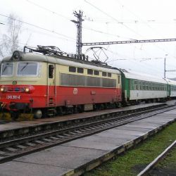 Skokem pod vlak ukončil svůj život