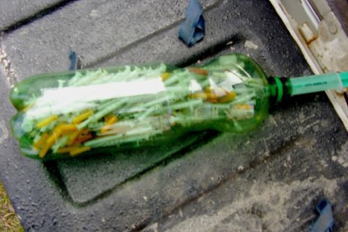 Foto: Strážníci v Plzni našli množství použitých stříkaček