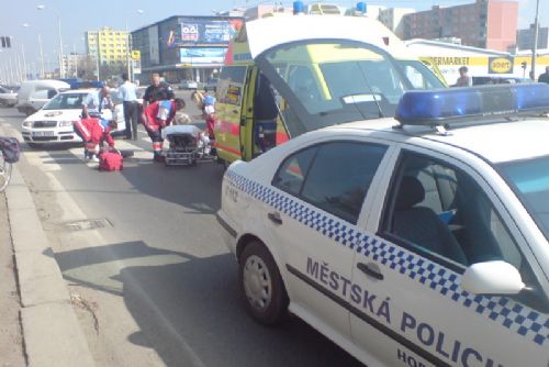 Foto: Strážníci zachraňovali paní sraženou cyklistou