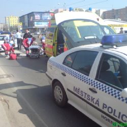 Strážníci zachraňovali paní sraženou cyklistou