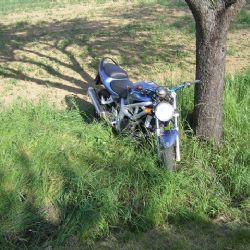 Tragická neděle pro motorkáře: Mrtvý a dva těžce zranění