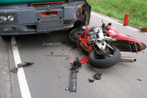 Foto: U Libákovic zemřel odpoledne motorkář po srážce s kamionem
