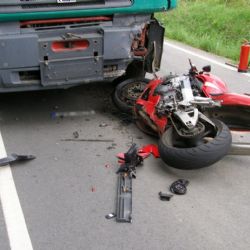 U Libákovic zemřel odpoledne motorkář po srážce s kamionem