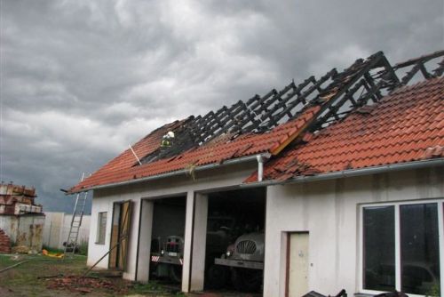 Foto: Úder blesku zničil ve Vejprnicích střechu, škoda 600 tisíc