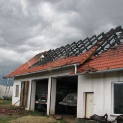 Úder blesku zničil ve Vejprnicích střechu, škoda 600 tisíc