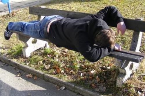 Foto: Ustlal si na lavičce, mladíci ho okradli