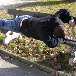 Ustlal si na lavičce, mladíci ho okradli