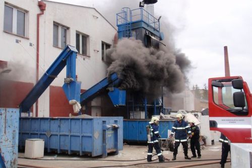 Foto: V bývalých kasárnách ve Strašicích opět hořelo