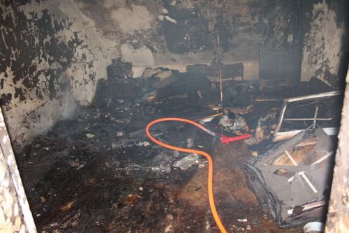 Foto: V hořícím bytě ve Staňkově zemřel nad ránem člověk