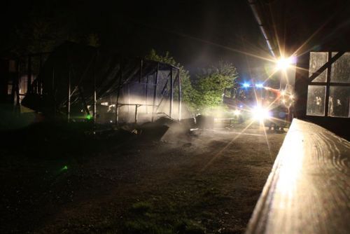 Foto: V Hradci u Stoda shořel v noci stánek s občerstvením, škoda půl milionu