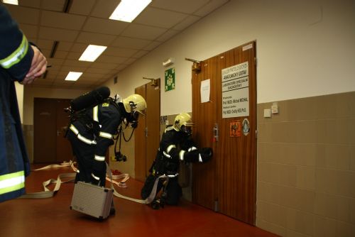 Foto: V laboratořích Fakultní nemocnice Lochotín cvičně hořelo 