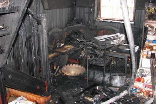 Foto: V Merklíně hořela chata, škoda 3/4 milionu