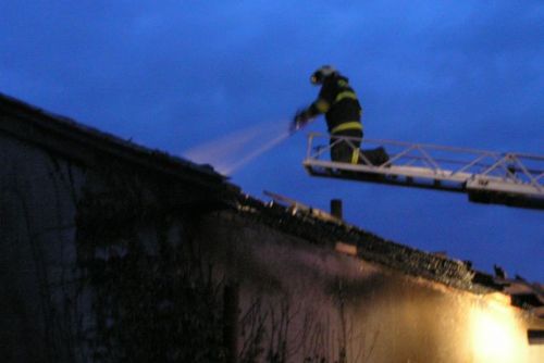 Foto: V Mirošově hořel rodinný dům, škoda milion