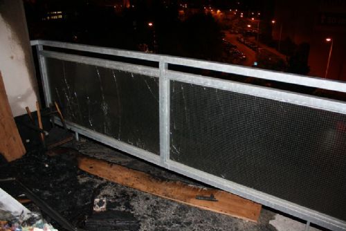 Foto: V plzeňském Bolevci v noci na dnešek hořel balkon paneláku