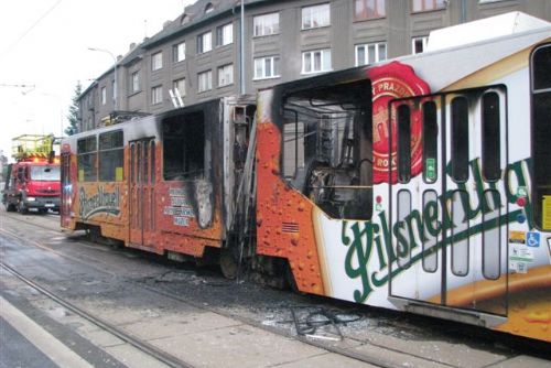 Foto: V Plzni dnes hořela tramvaj, škoda 10 milionů