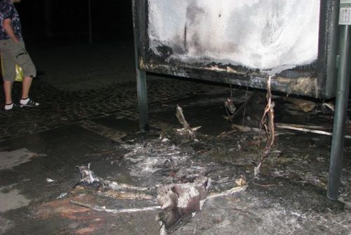 Foto: V Plzni někdo zapálil elektronickou informační tabuli