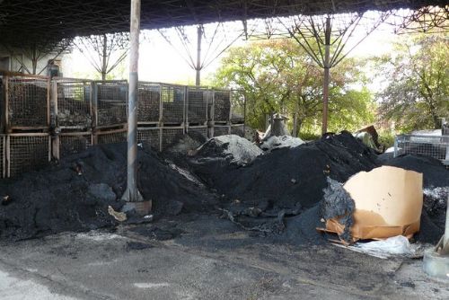 Foto: V Tachově hořely plasty, škoda 400 tisíc