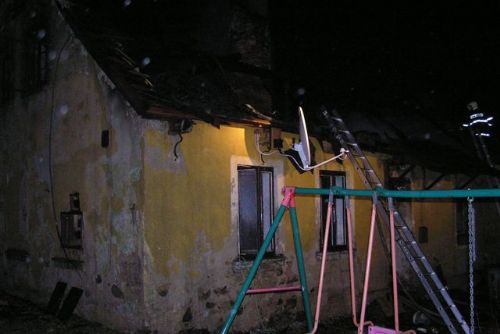 Foto: V Újezdě pod Přimdou hořel dům, majitelé naštěstí utekli