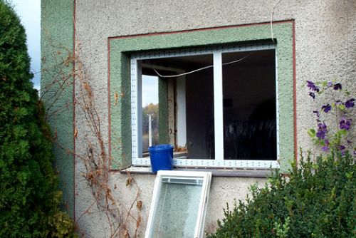 Foto: Vandal rozbil ve Strašicích sedmnáct oken