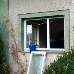 Vandal rozbil ve Strašicích sedmnáct oken