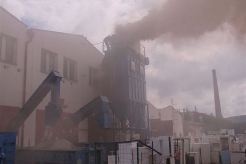 Foto: Ve Strašicích hořela firma na recyklaci bílé techniky
