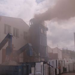 Ve Strašicích hořela firma na recyklaci bílé techniky